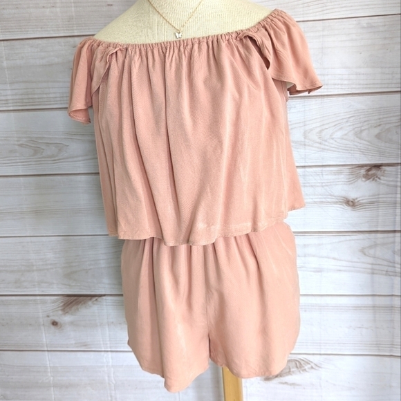 Romeo & Juliet Couture Flutter Sleeve Cut Out Romper in Peach Size Large - Picture 3 of 15